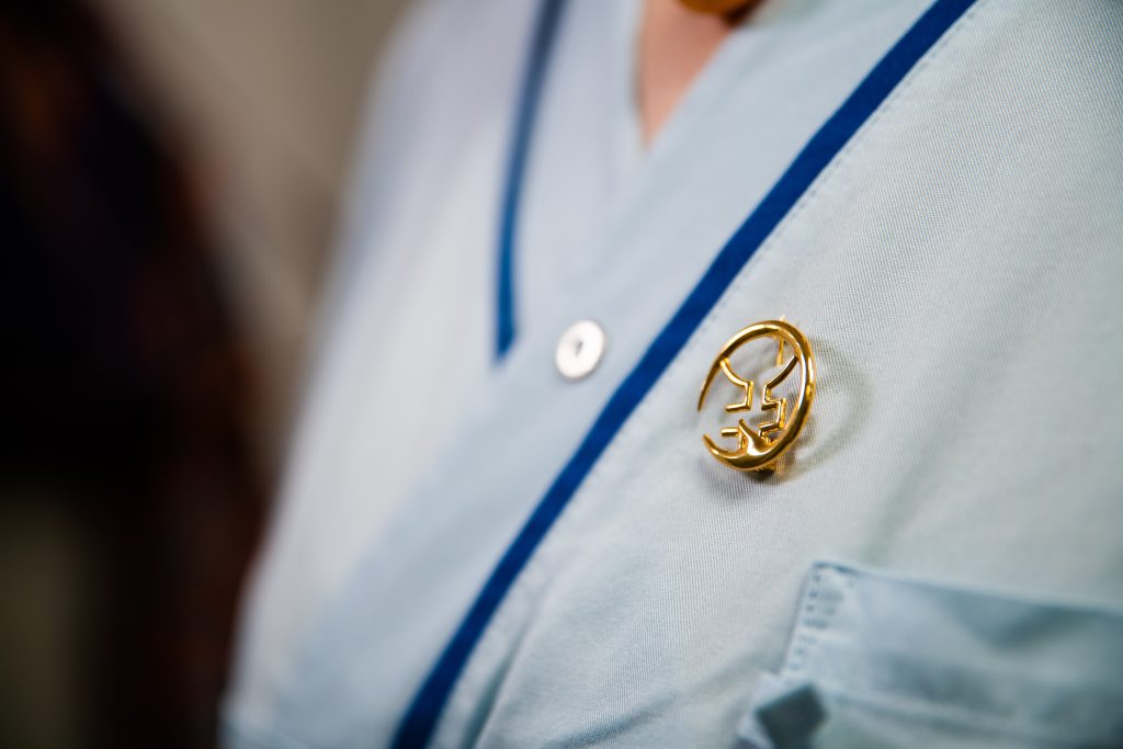 Barmorskebrosch på bussarong