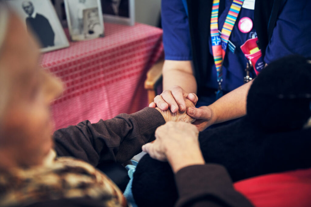 Håller handen på äldeboende